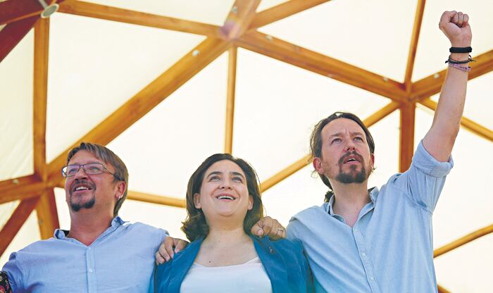 Pablo Iglesias (der.) en un acto junto a la alcaldesa de Barcelona Ada Colau.