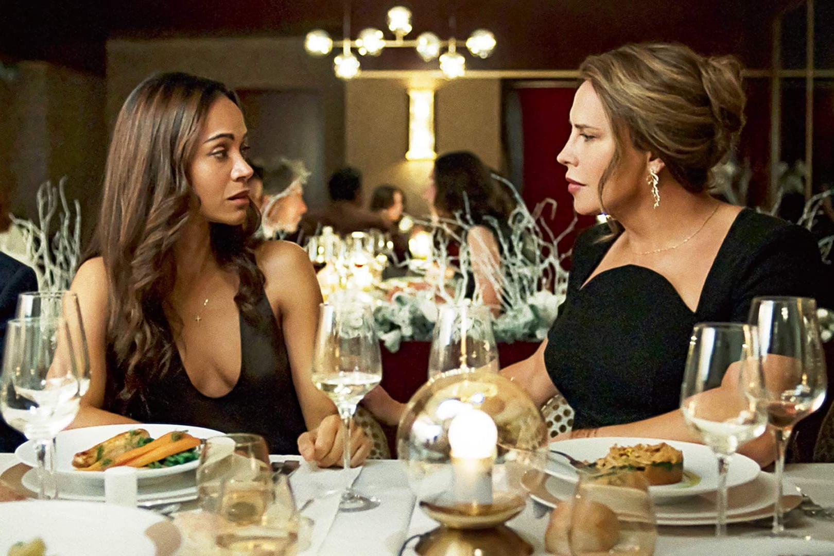 Zoe Saldaña y Karla Sofía Gascón en el momento del reencuentro