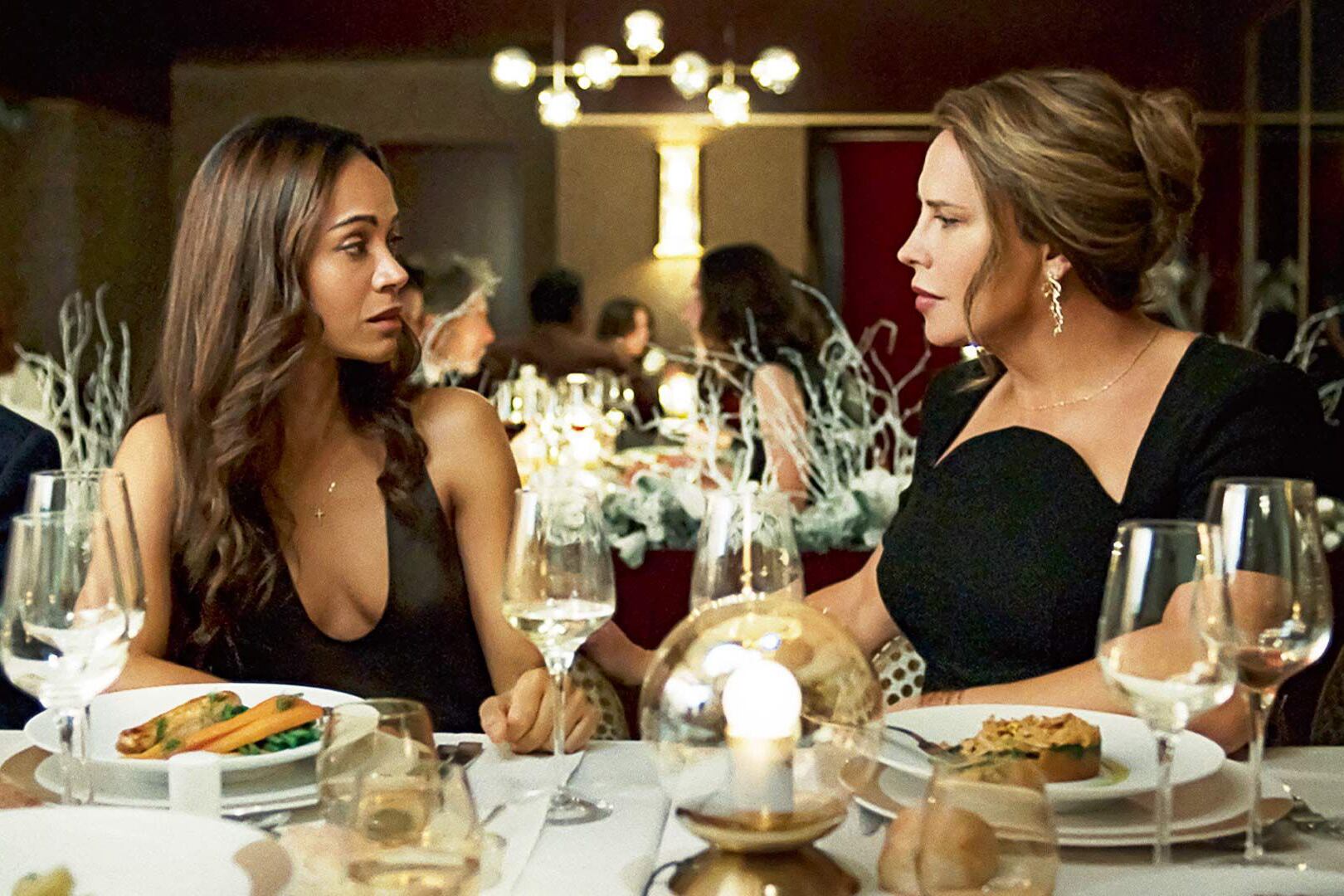 Zoe Saldaña y Karla Sofía Gascón en el momento del reencuentro