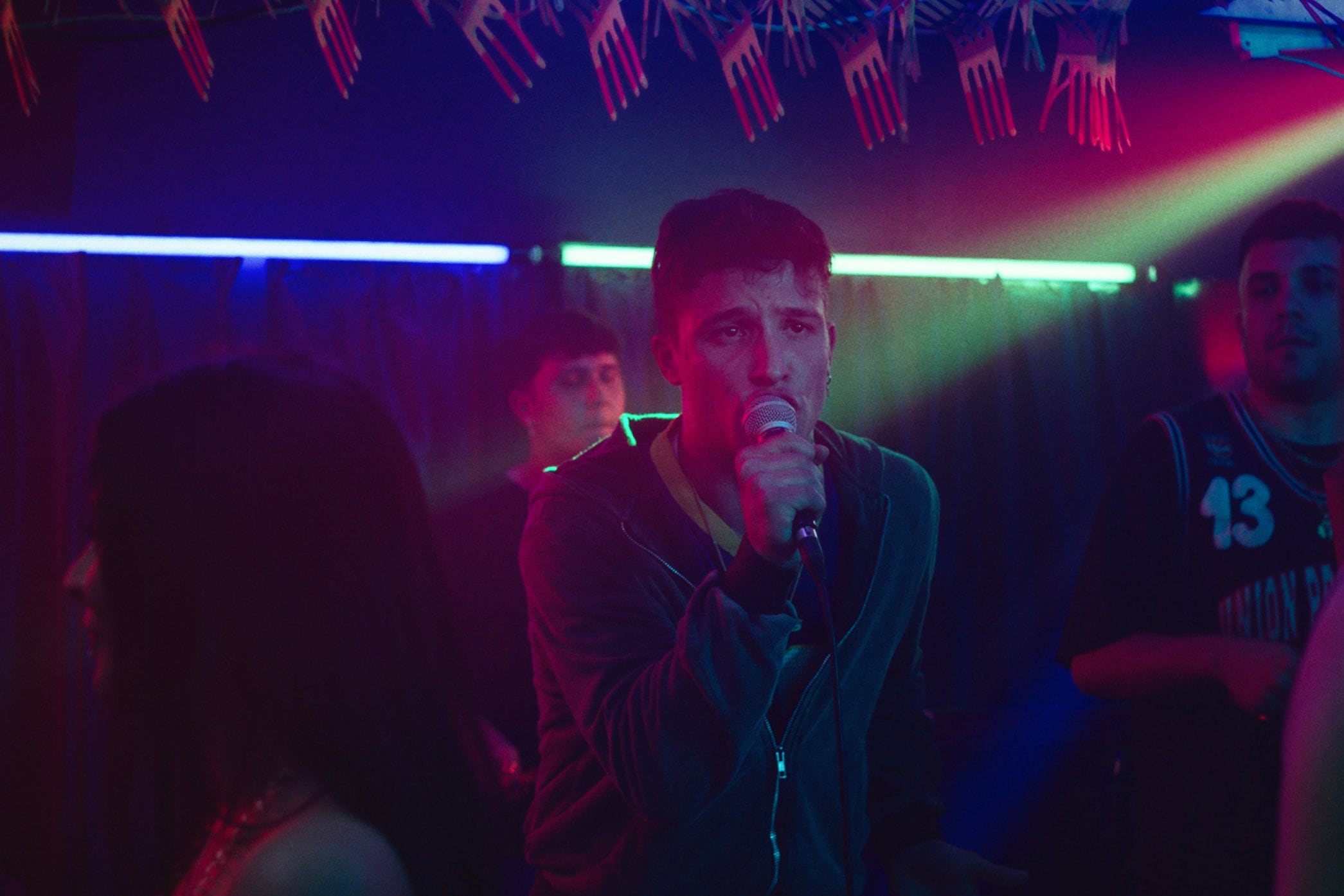 Entre artistas sufridos, empresarios corruptos y policías peligrosos, La Zurda resulta un relato de raíces populares