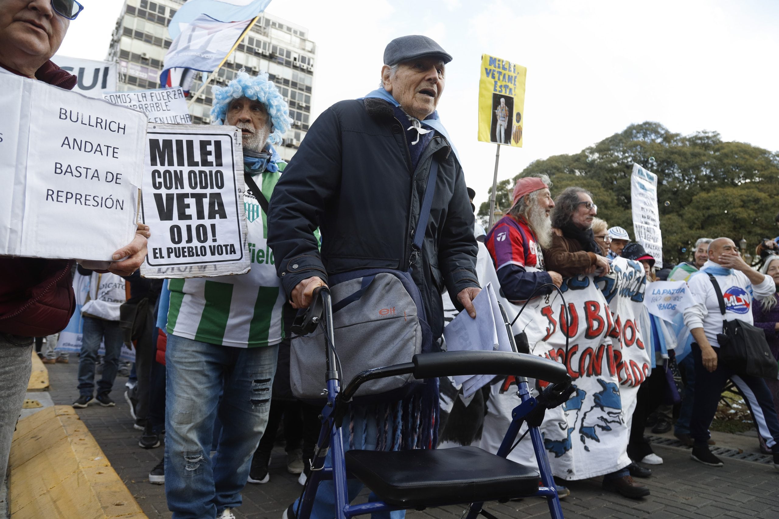 Frente al Congreso, la convocatoria reúne a jubilados y personal del Garrahan, bajo un fuerte operativo policial