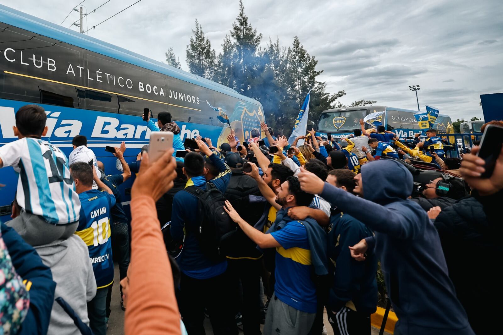 Los hinchas saludan a lo jugadores en la salida del predio de Ezeiza.