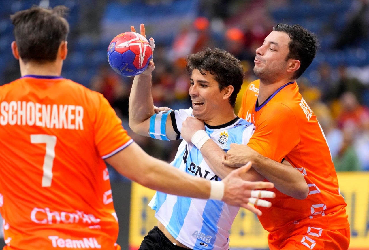 Diego Simonet busca ante la pegajosa marca naranja: hizo cinco goles