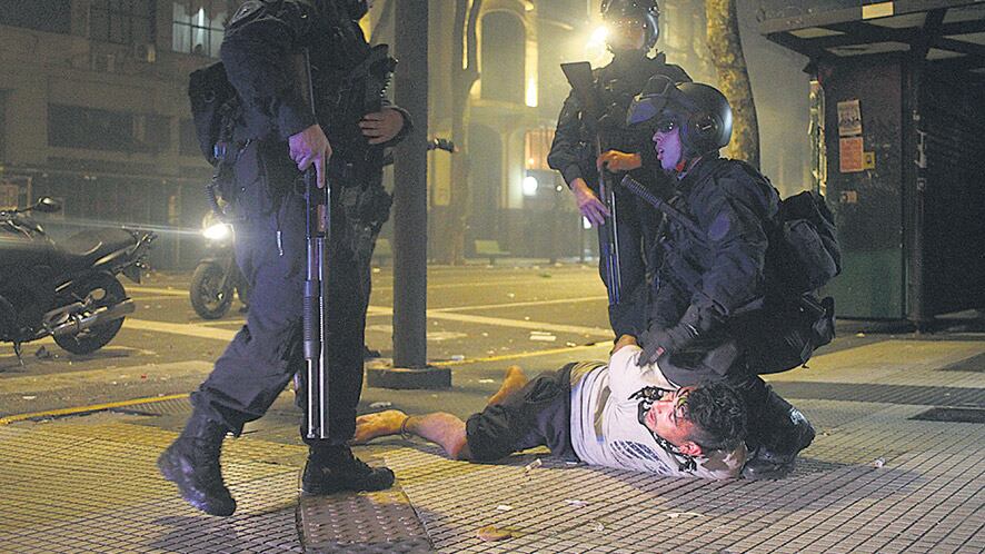 La primera marcha por Santiago Maldonado terminó con incidentes y detenciones arbitrarias.