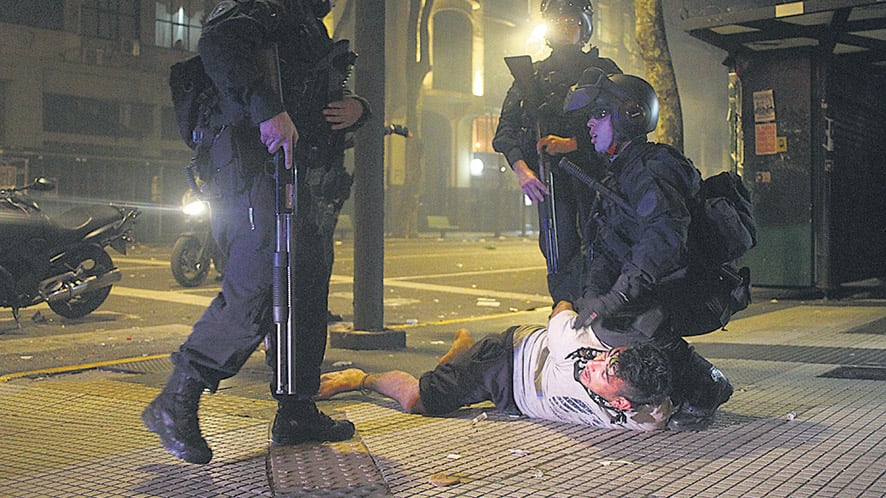 La primera marcha por Santiago Maldonado terminó con incidentes y detenciones arbitrarias.