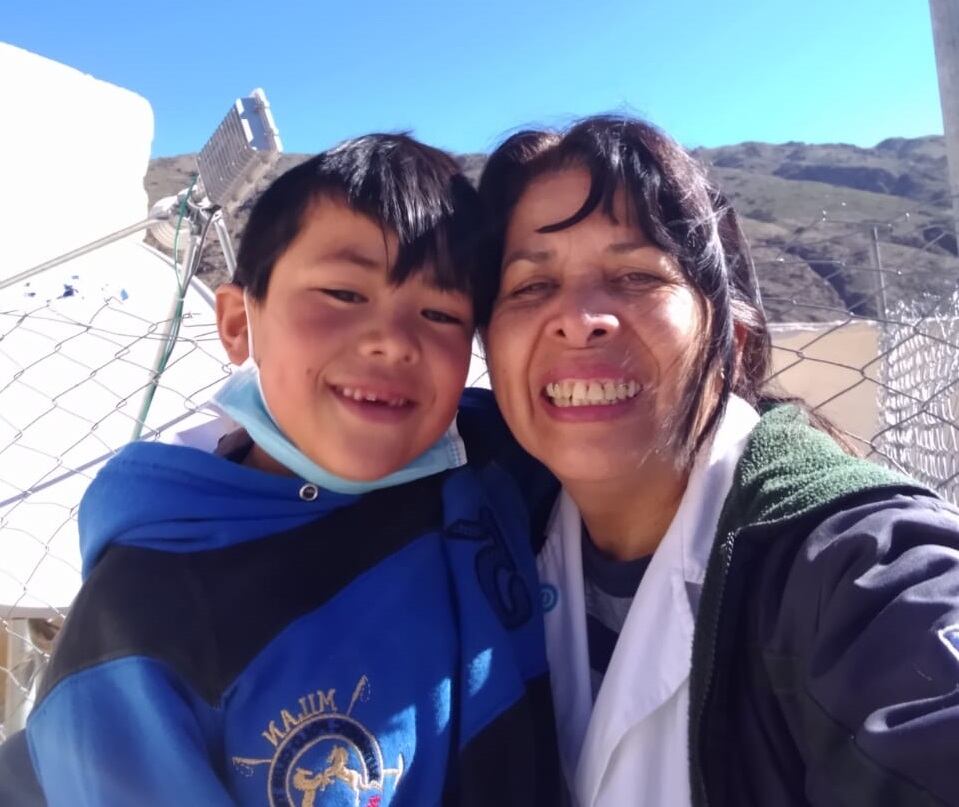 Amalia Agüero junto a uno de sus alumnos en El Tolar