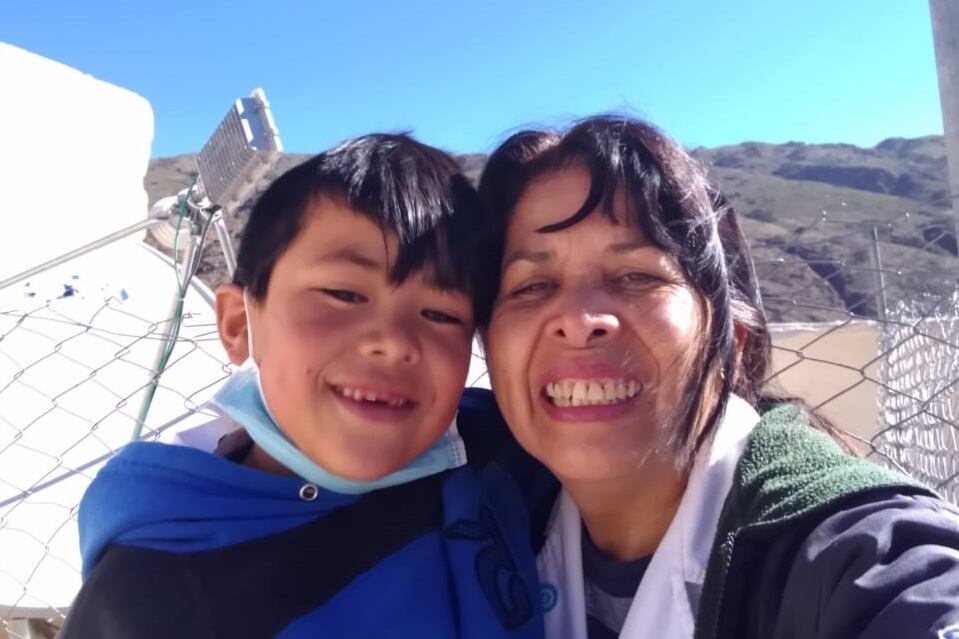 Amalia Agüero junto a uno de sus alumnos en El Tolar