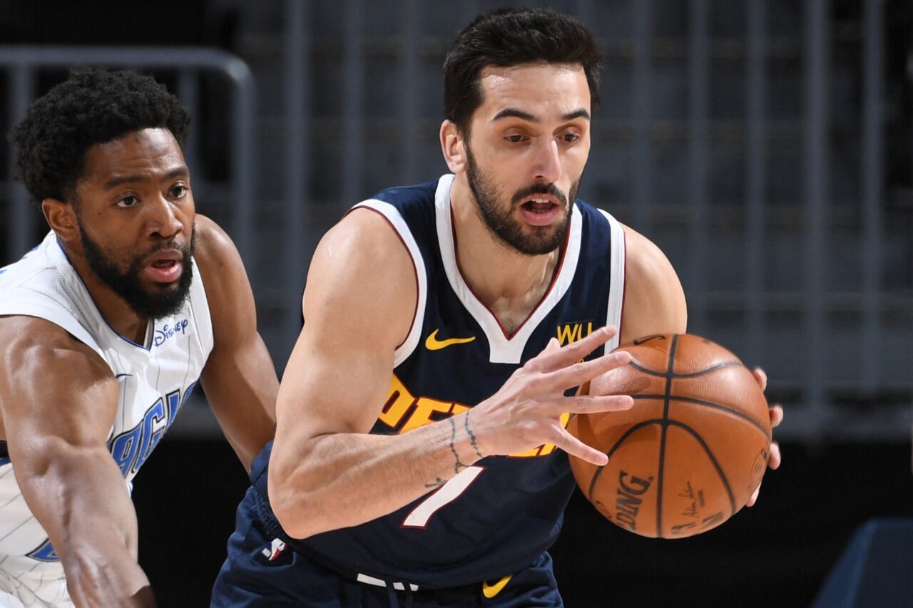 Campazzo se le escapa al base Chasson Randle.