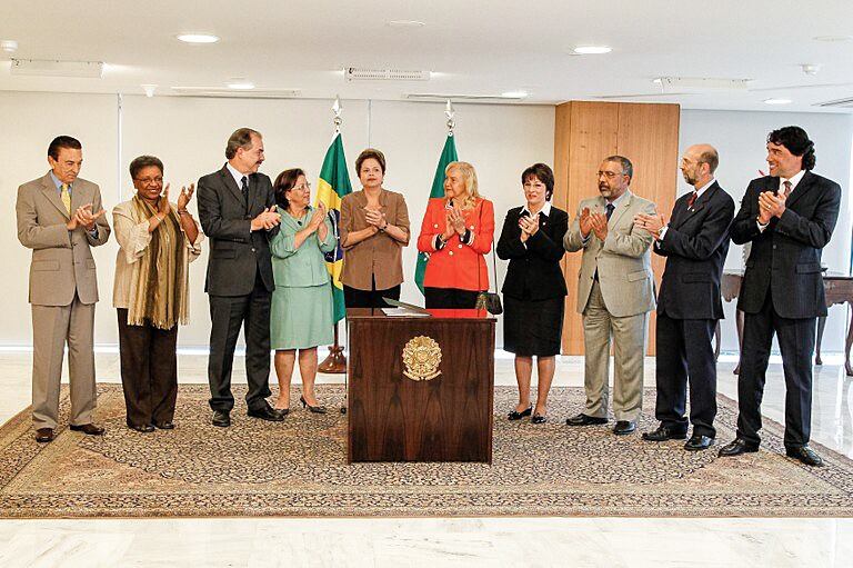  Dilma firma la Ley de Igualdad de Acceso a la Educación en 2012.