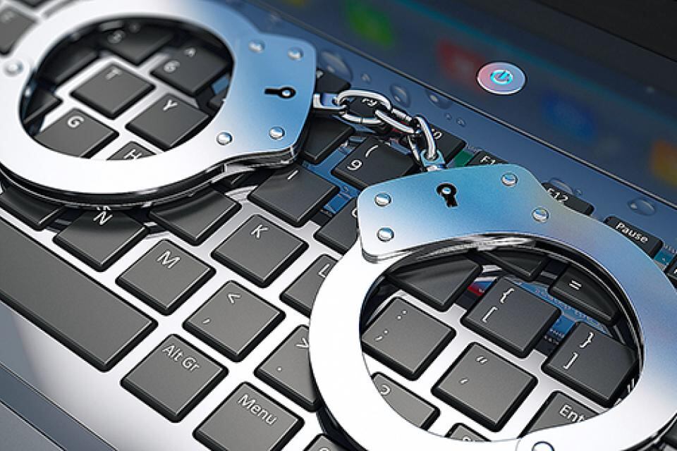 Un empleado de una empresa de seguridad escondía cámaras de vigilancia en habitaciones de niñes.