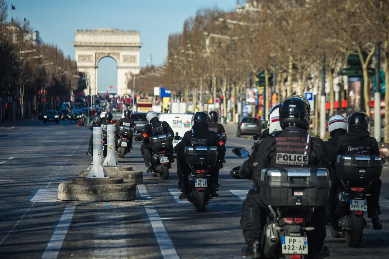 Efectivos policiales desplegados a metros del Arco de Triunfo, en París.