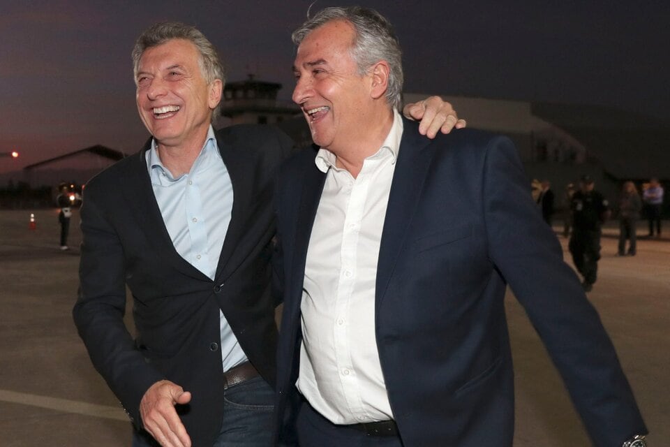 Otros tiempos: Gerardo Morales y Mauricio Macri, abrazados.