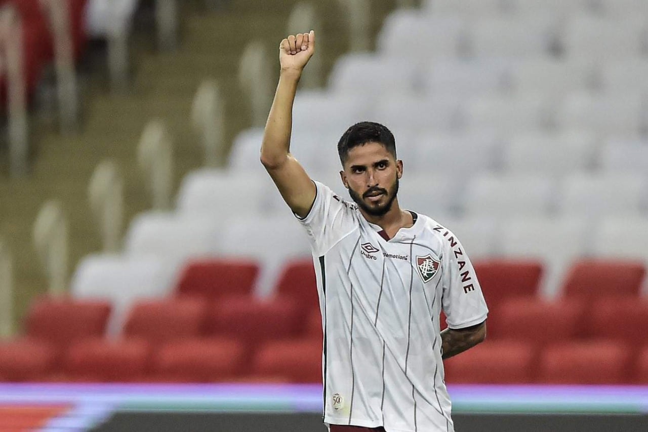Igor Julião, jugador del Flu, levanta el puño en señal de protesta.