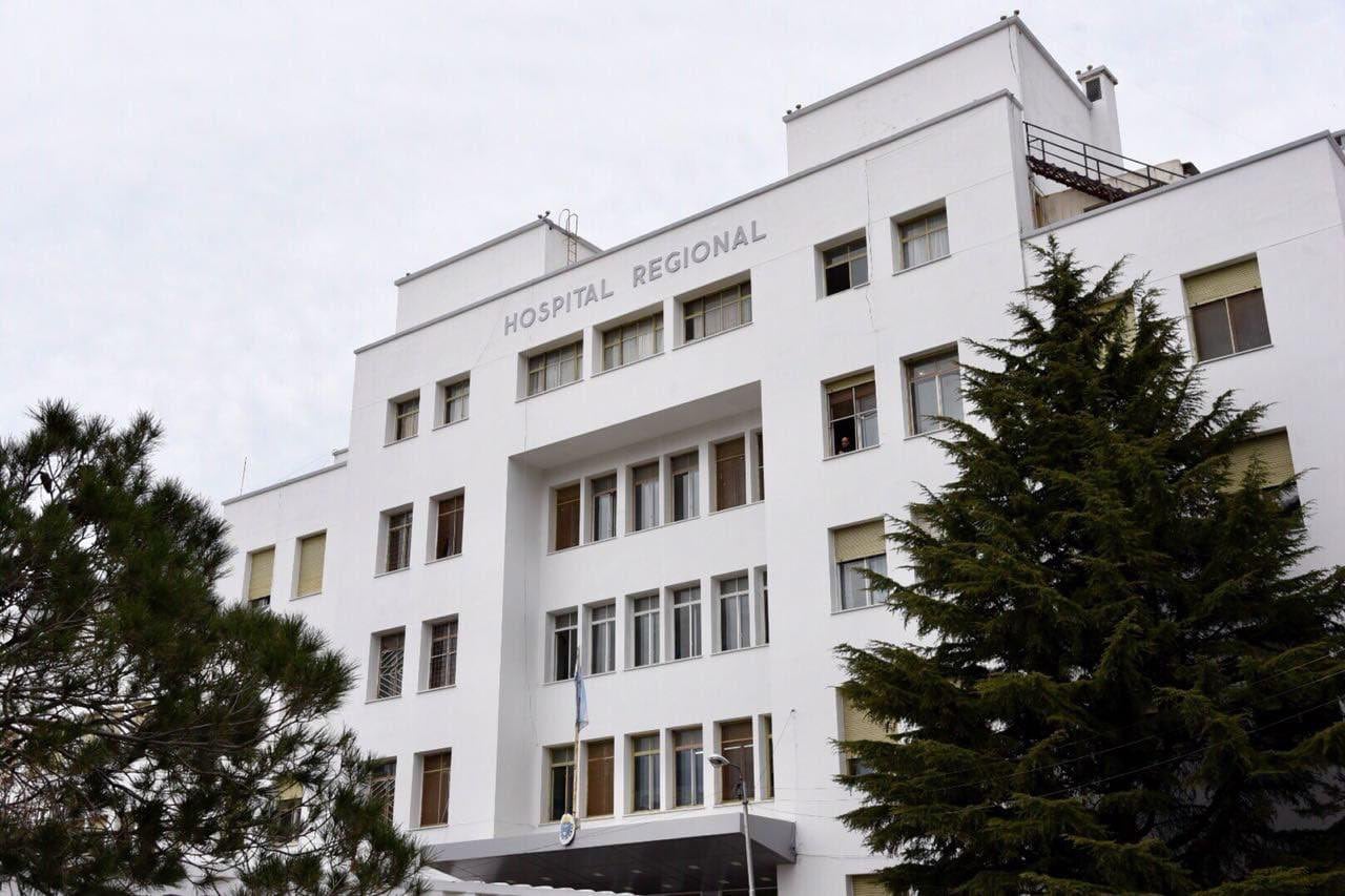 El joven fue traslado al Hospital Regional de Comodoro Rivadavia, adonde llegó en grave estado, con una herida de bala con ingreso en la nuca. 