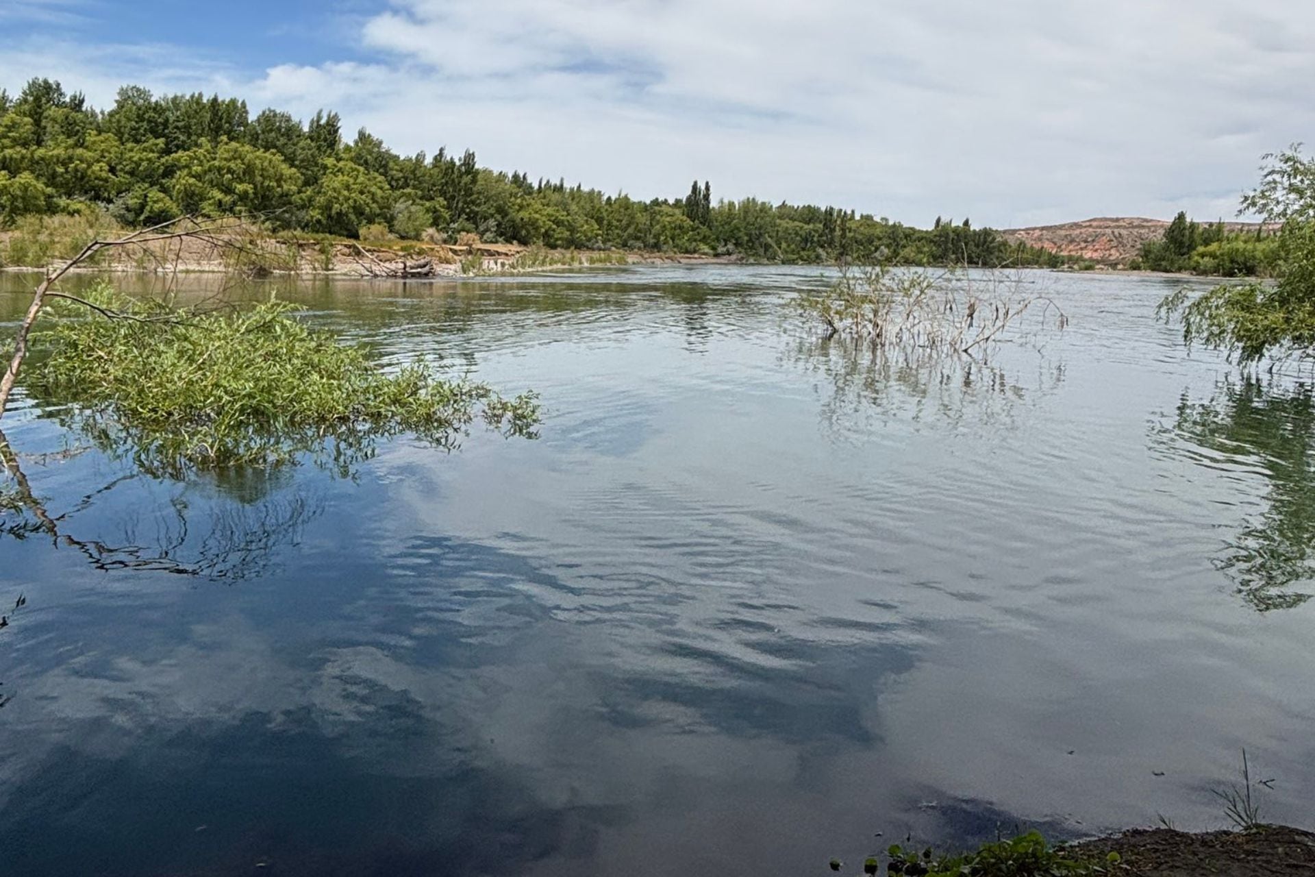 Buscan a un trabajador golondrina que desapareció en el Río Neuquén