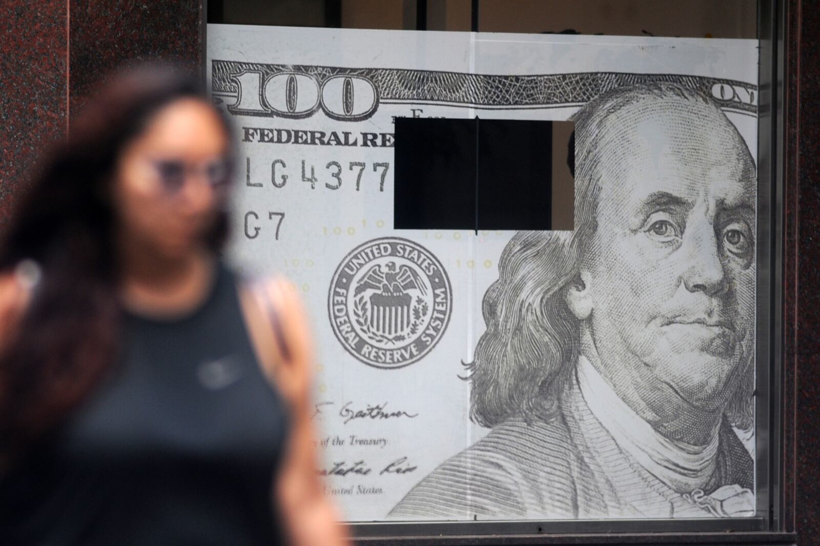 El dólar MEP cerró a 853 pesos por unidad.