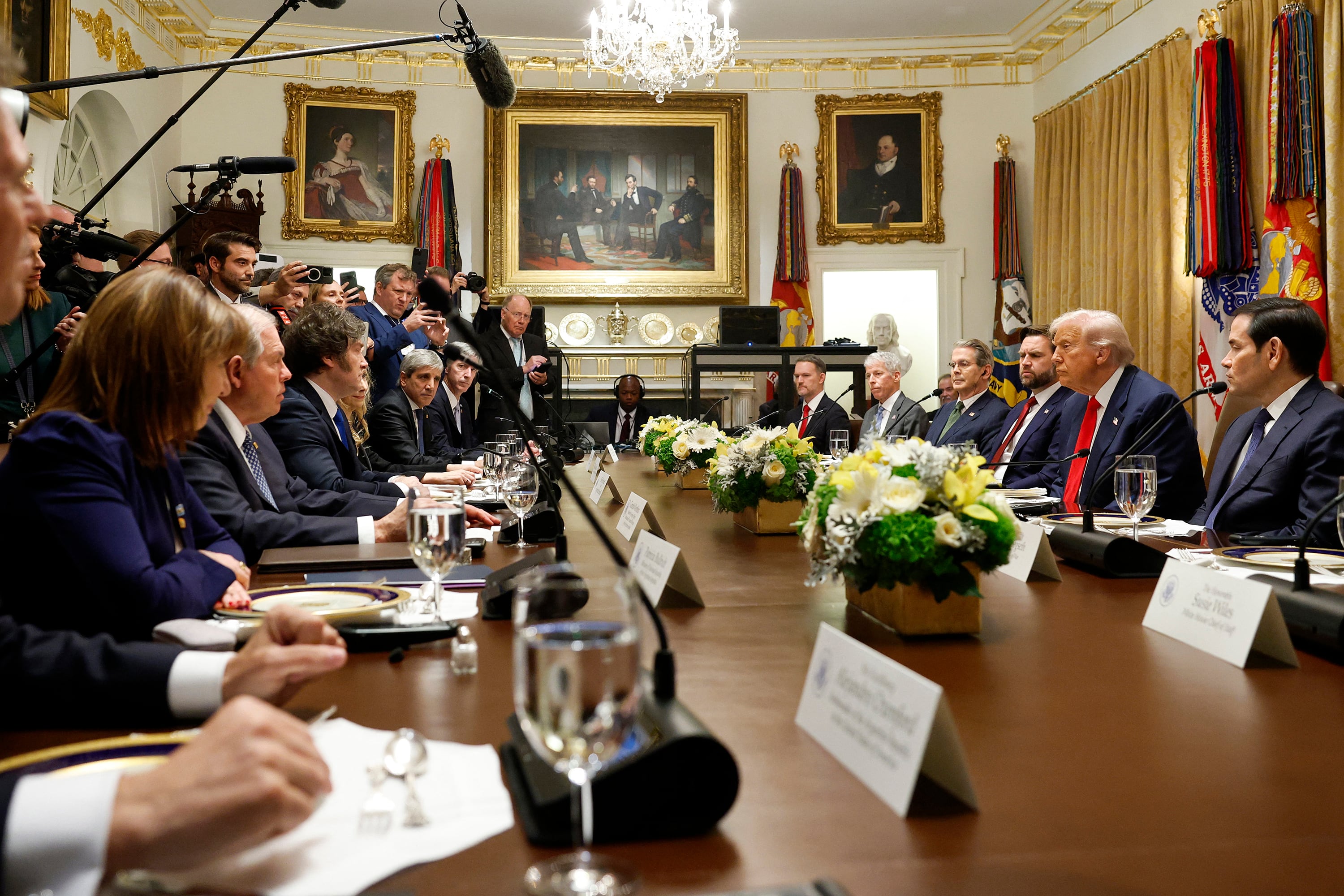 Milei y su comitiva, frente a Trump antes del almuerzo en la Casa Blanca. Los anuncios se hacen esperar