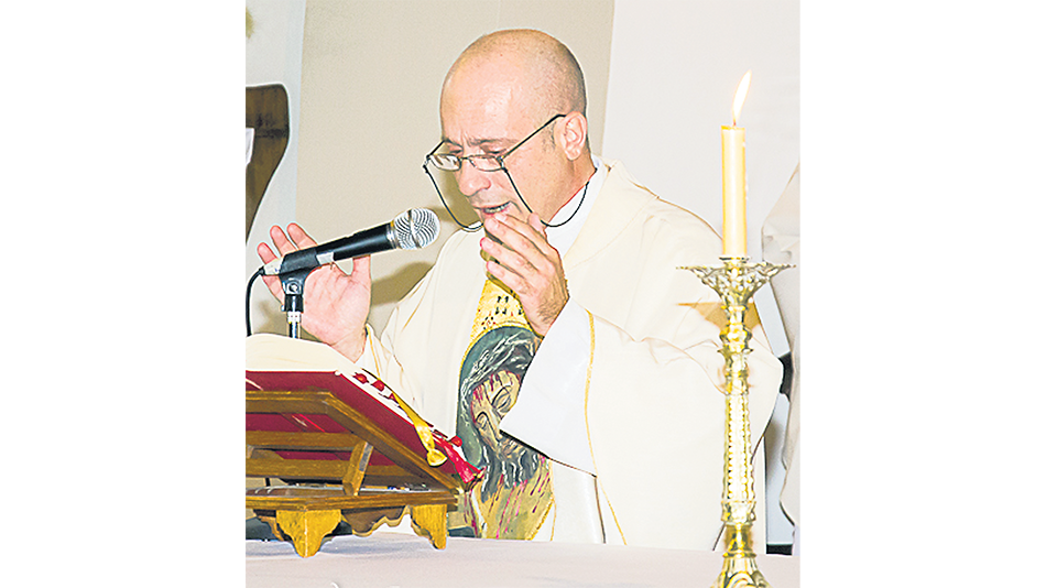 El cura Murri cuando todavía estaba a cargo de la parroquia pampeana.