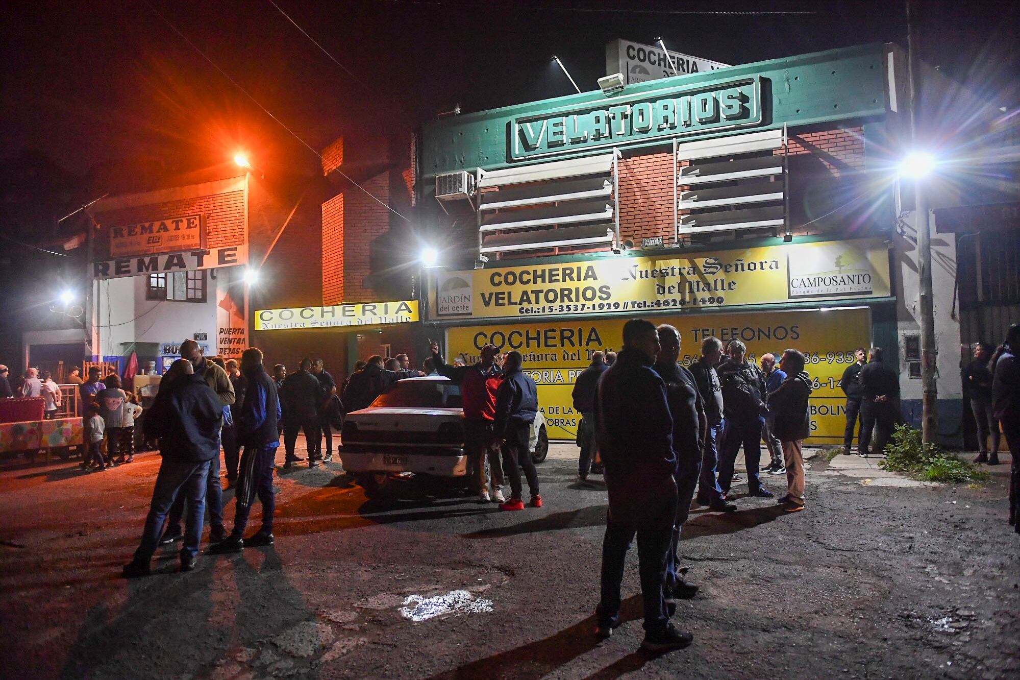 Los compañeros de Daniel Barrientos, en la casa velatoria despidiendo sus restos (Foto: Télam).