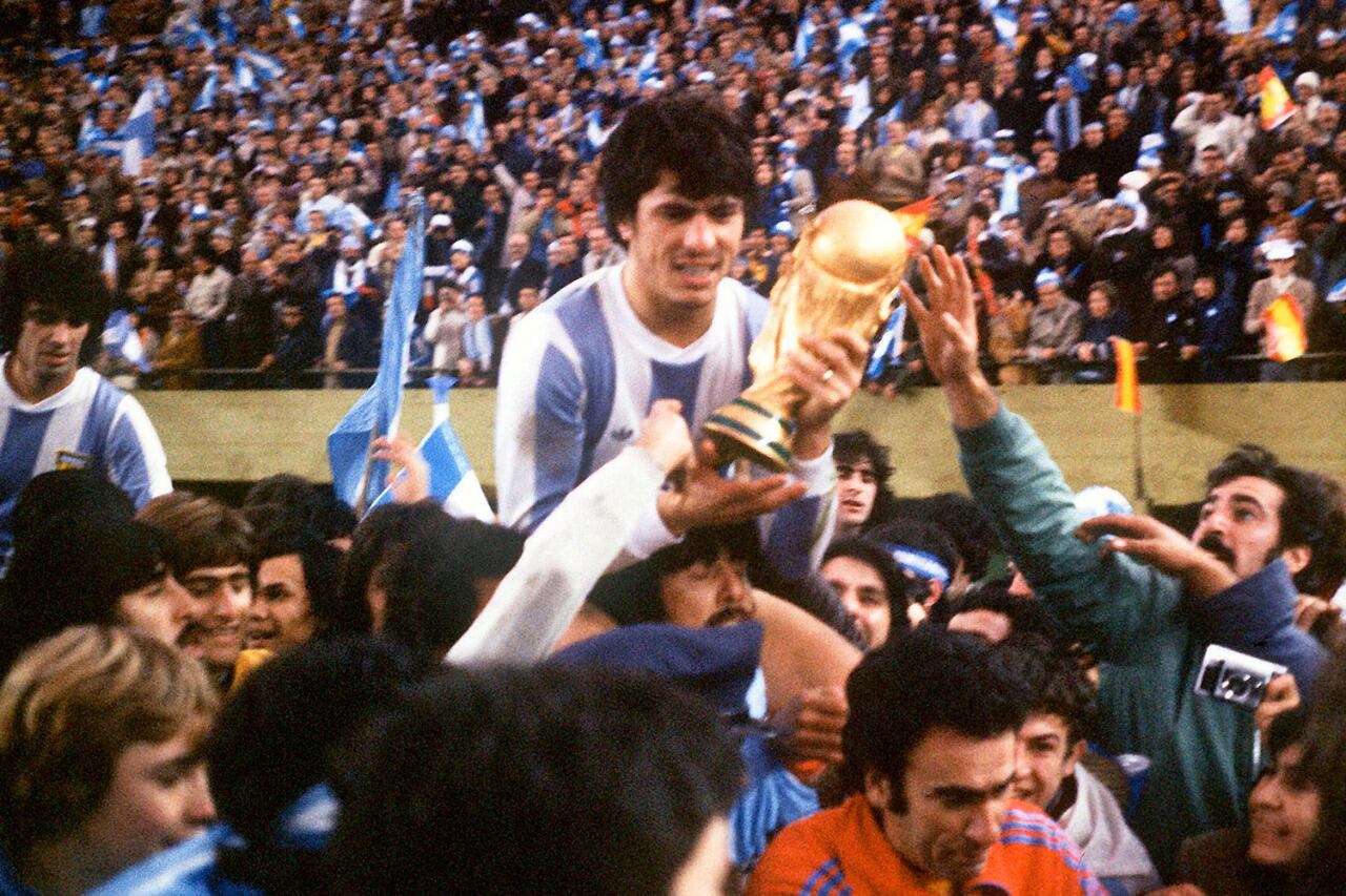 Daniel Passarella con la Copa del Mundo ganada en 1978.