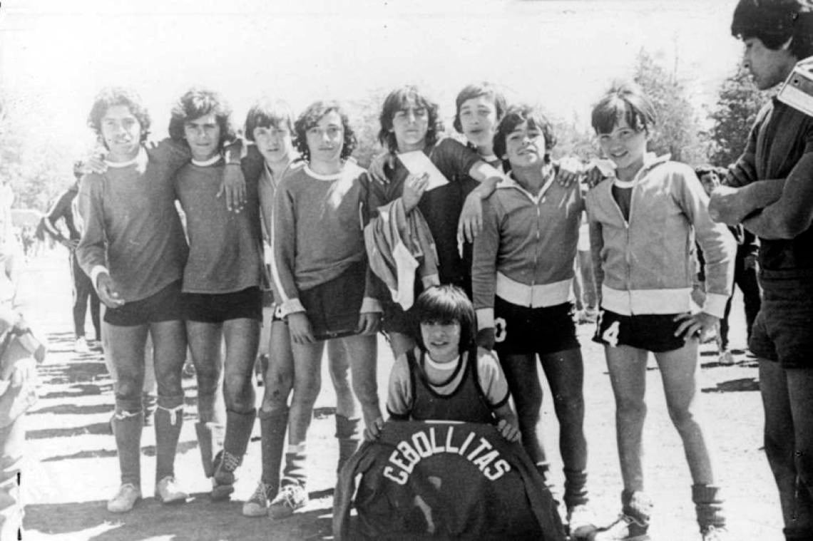 Maradona junto a Los Cebollistas, en los Juegos Nacionales Evita del '73.