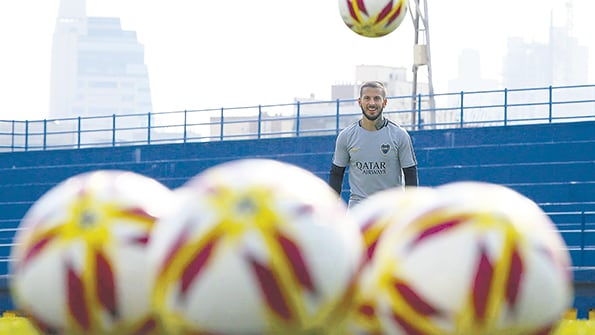 Benedetto con la pelota en el complejo Pedro Pompilio.