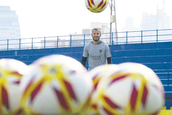 Benedetto con la pelota en el complejo Pedro Pompilio.