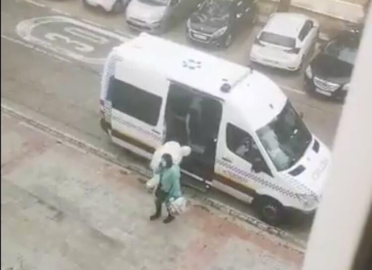 El momento en el que la mujer llega a su hogar después de la internación.