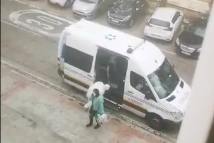 El momento en el que la mujer llega a su hogar después de la internación.