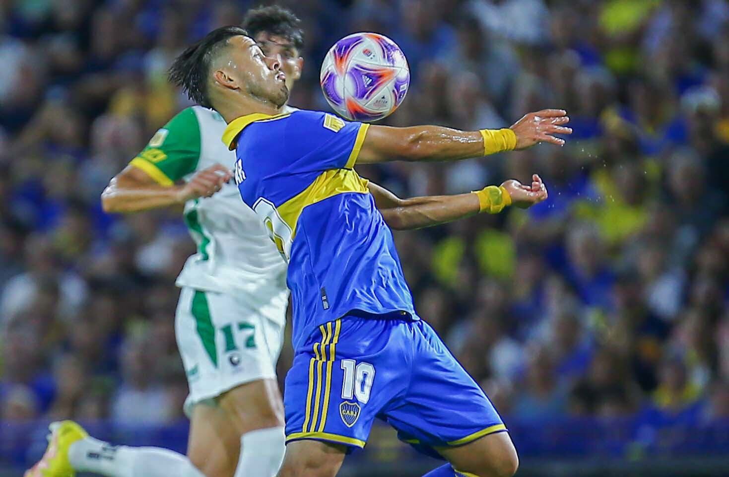 El paraguayo Romero se lleva la pelota, pero el 0-0 dejó al Halcón en la cima junto a San Lorenzo