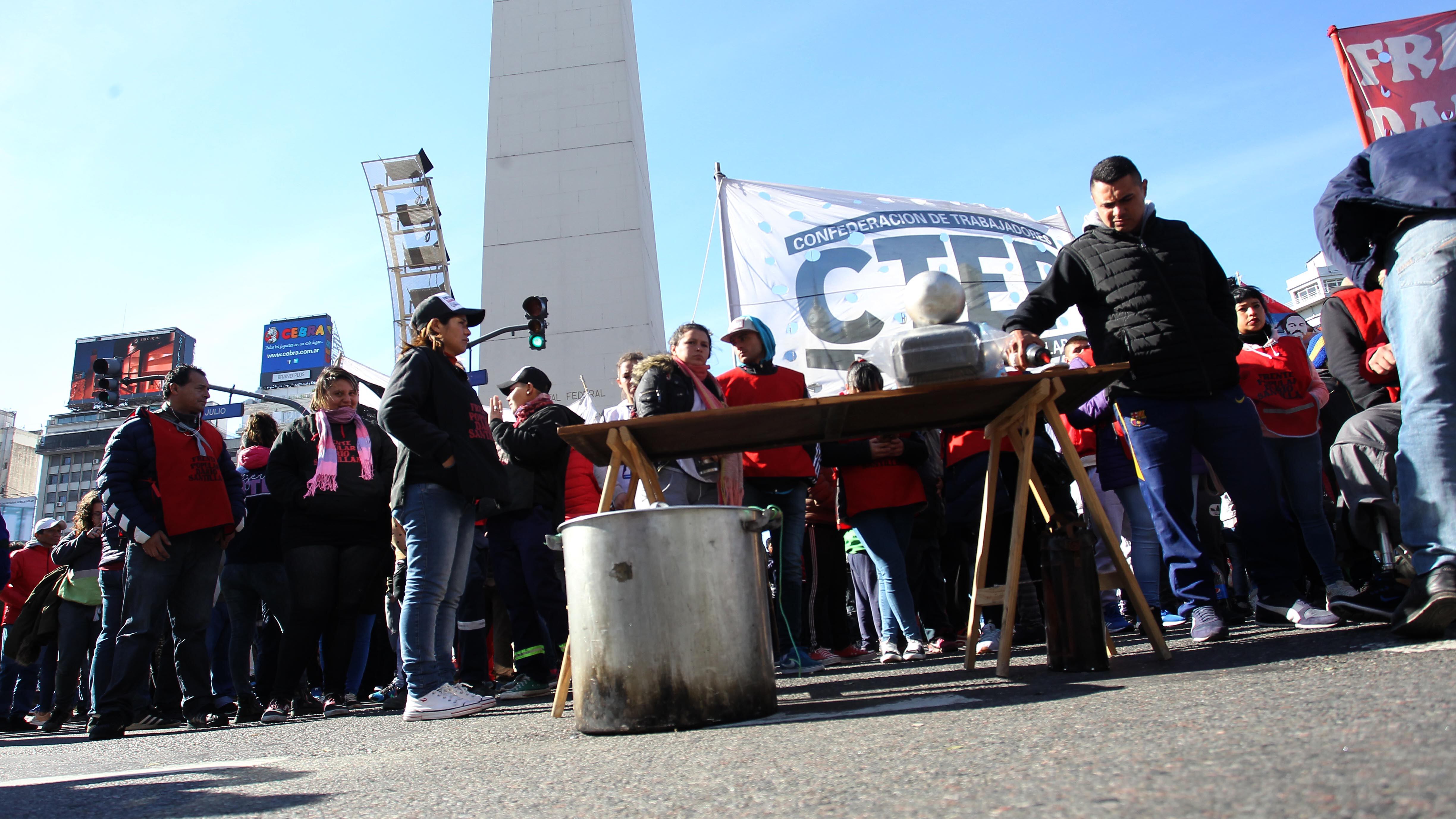 La principal olla popular tuvo lugar frente al Obelisco. Hubo otras en Rosario, La Plata, San Martín, La Matanza, Quilmes, Tandil, Mar del Plata, Salta, San Juan, Neuquén, La Rioja y Mendoza.