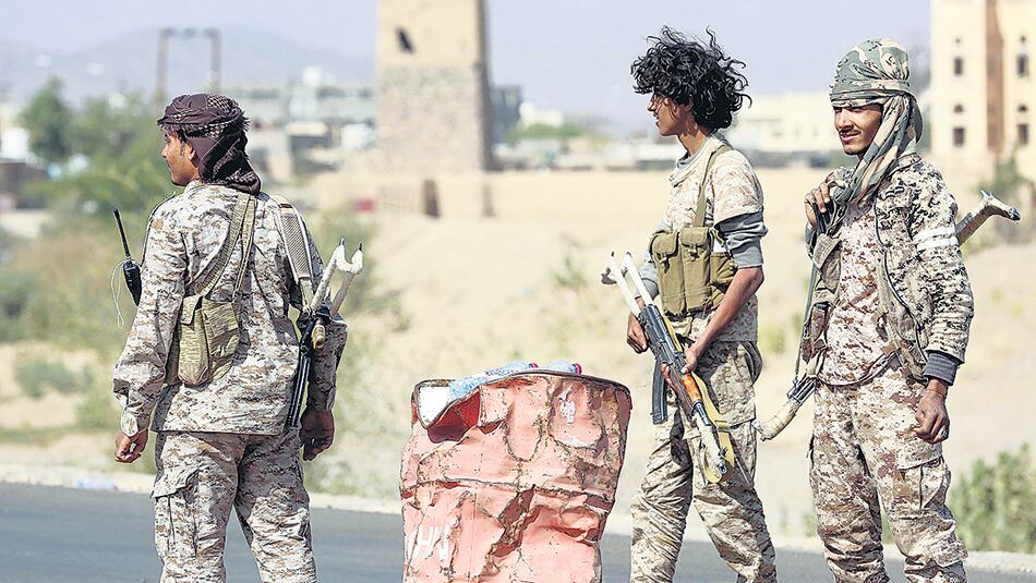 Soldados del Comité de Resistencia Popular, aliados a los saudíes, paran autos en Beihan, Yemen.