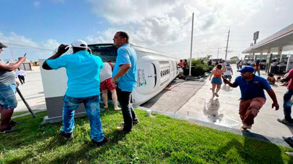 El micro con tusitas argentinos, brasileños y chilenos quiso eludir a un camión y volcó. 