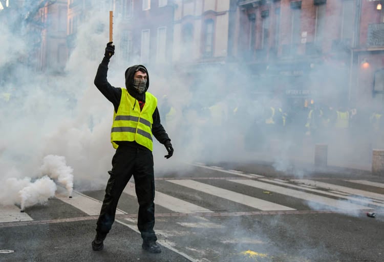 Un chaleco amarillo en la marcha de hoy en Toulouse.