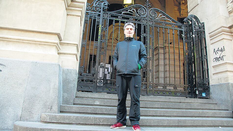 Gabriel Delisio, ayer, frente al Colegio Nacional Buenos Aires del que fue echado en 1992.