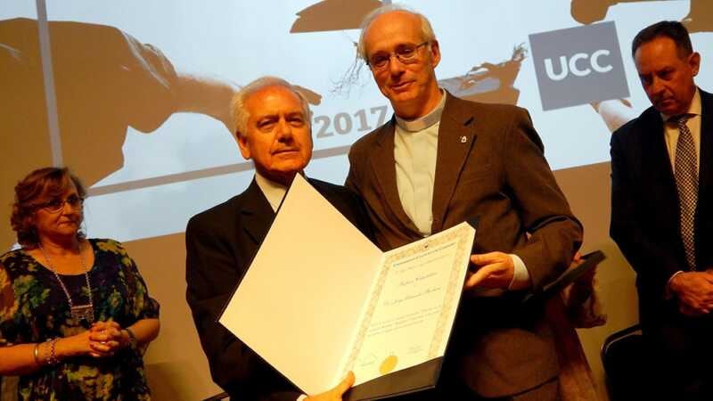 Barbará, recibiendo un título anterior, de Profesor Catedrático, de manos del rector de la Universidad Católica de Córdoba, el padre jesuita Alfonso Gómez.