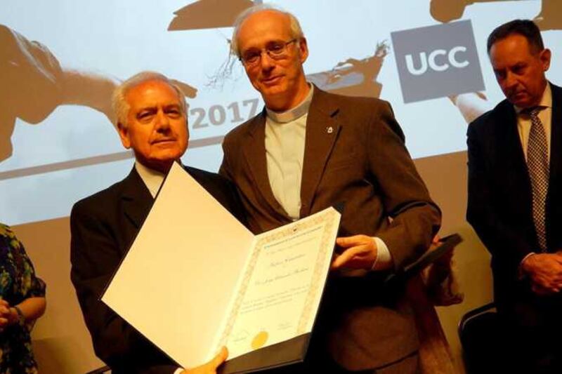 Barbará, recibiendo un título anterior, de Profesor Catedrático, de manos del rector de la Universidad Católica de Córdoba, el padre jesuita Alfonso Gómez.