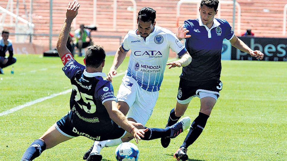 El Tomba se impuso con goles de Licht (en contra), Cobos y Correa.