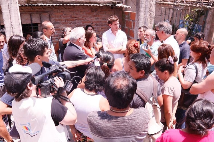 Claudio Morresi (con barba) habla en un momento del encuentro. 