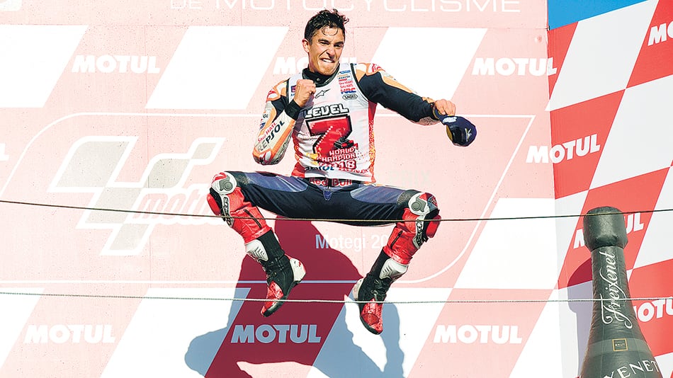 Márquez muestra toda su alegría en el podio de Motegi, Japón.