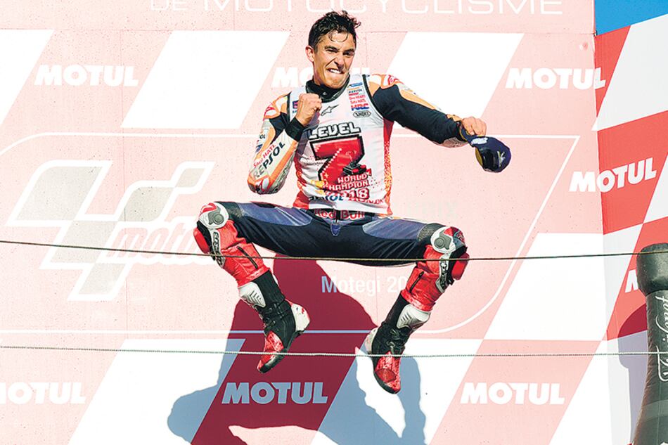 Márquez muestra toda su alegría en el podio de Motegi, Japón.