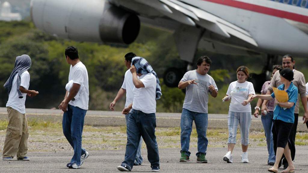 Migrantes hondureños deportados de Estados Unidos llegan a San Pedro Sula.