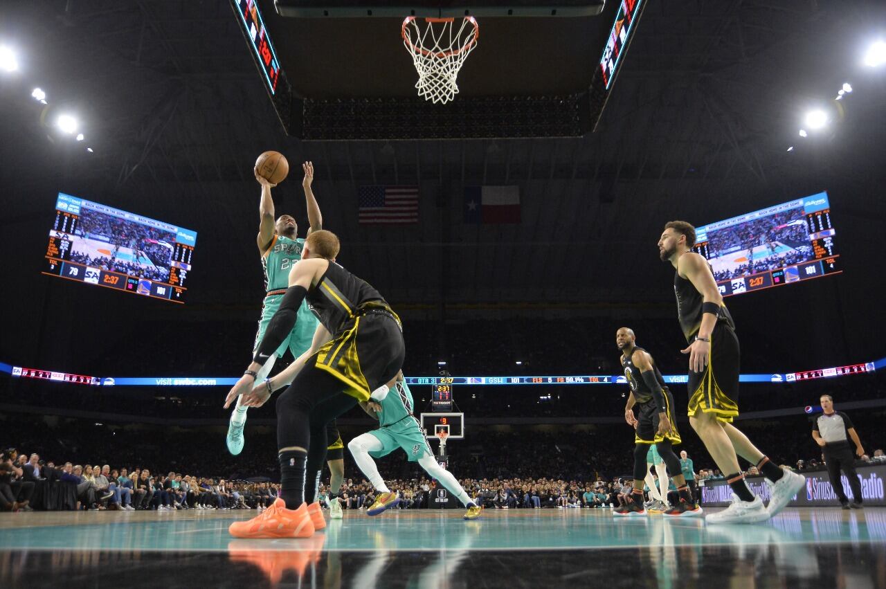 Los Spurs volvieron a su antigua casa por un partido