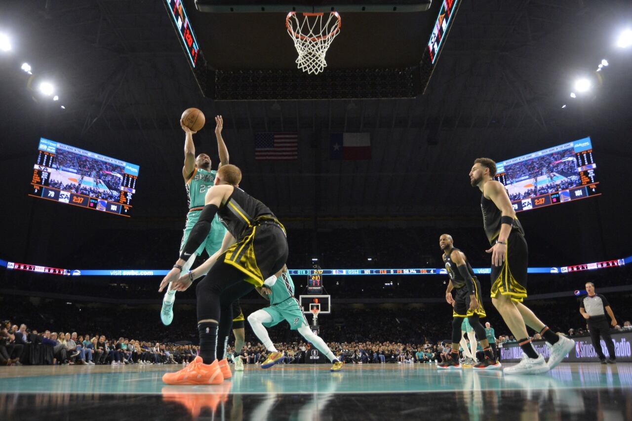 Los Spurs volvieron a su antigua casa por un partido