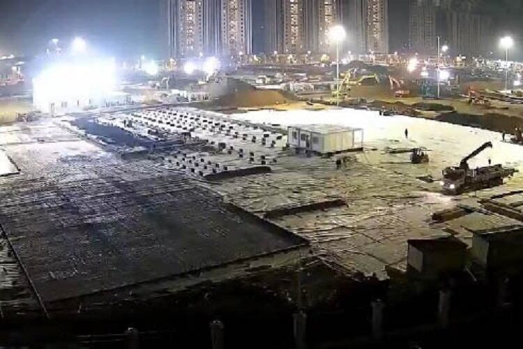 Los obreros trabajan día y noche en Wuhan.