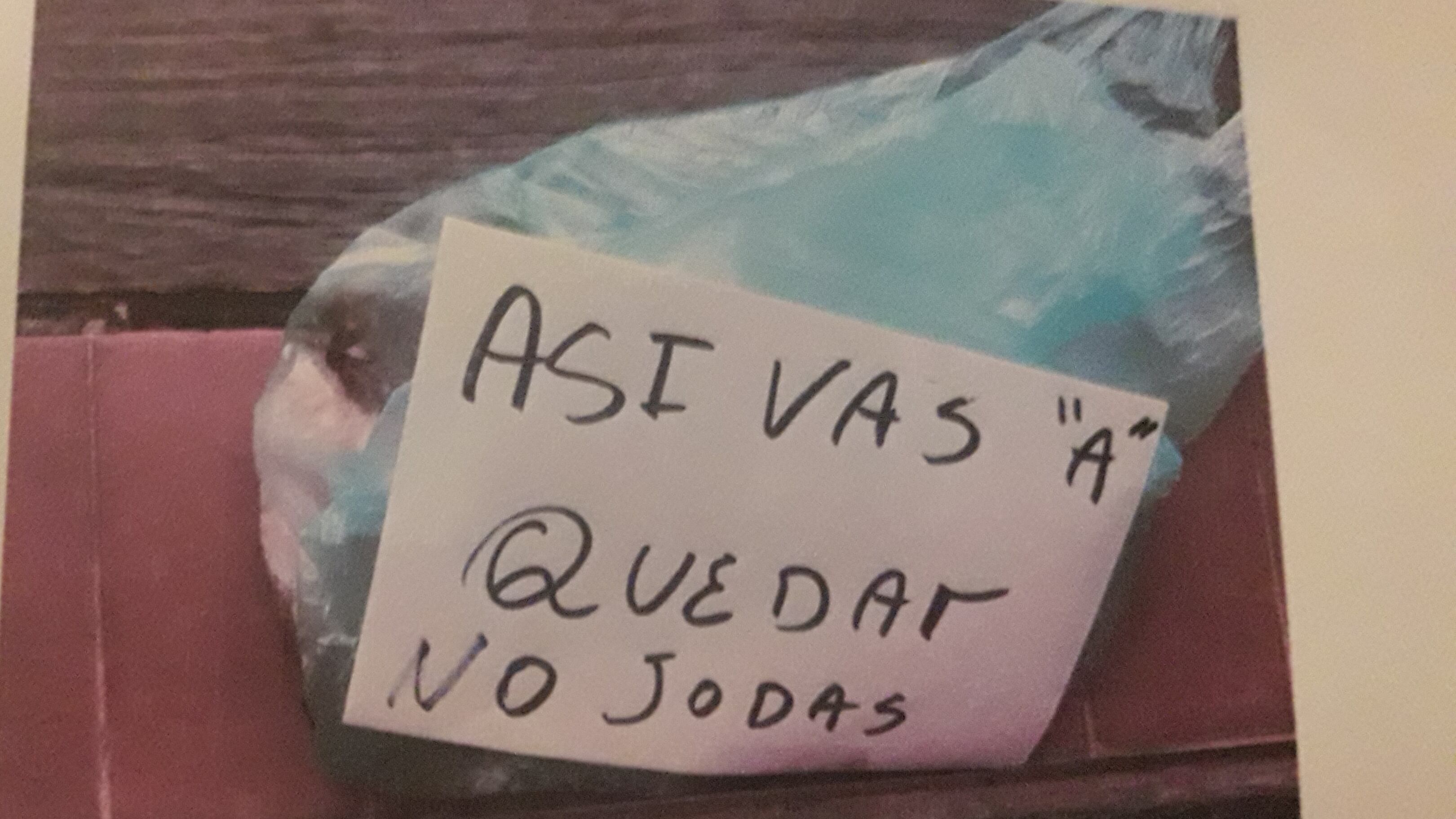 El mensaje en una bolsa que contenía un pollo trozado