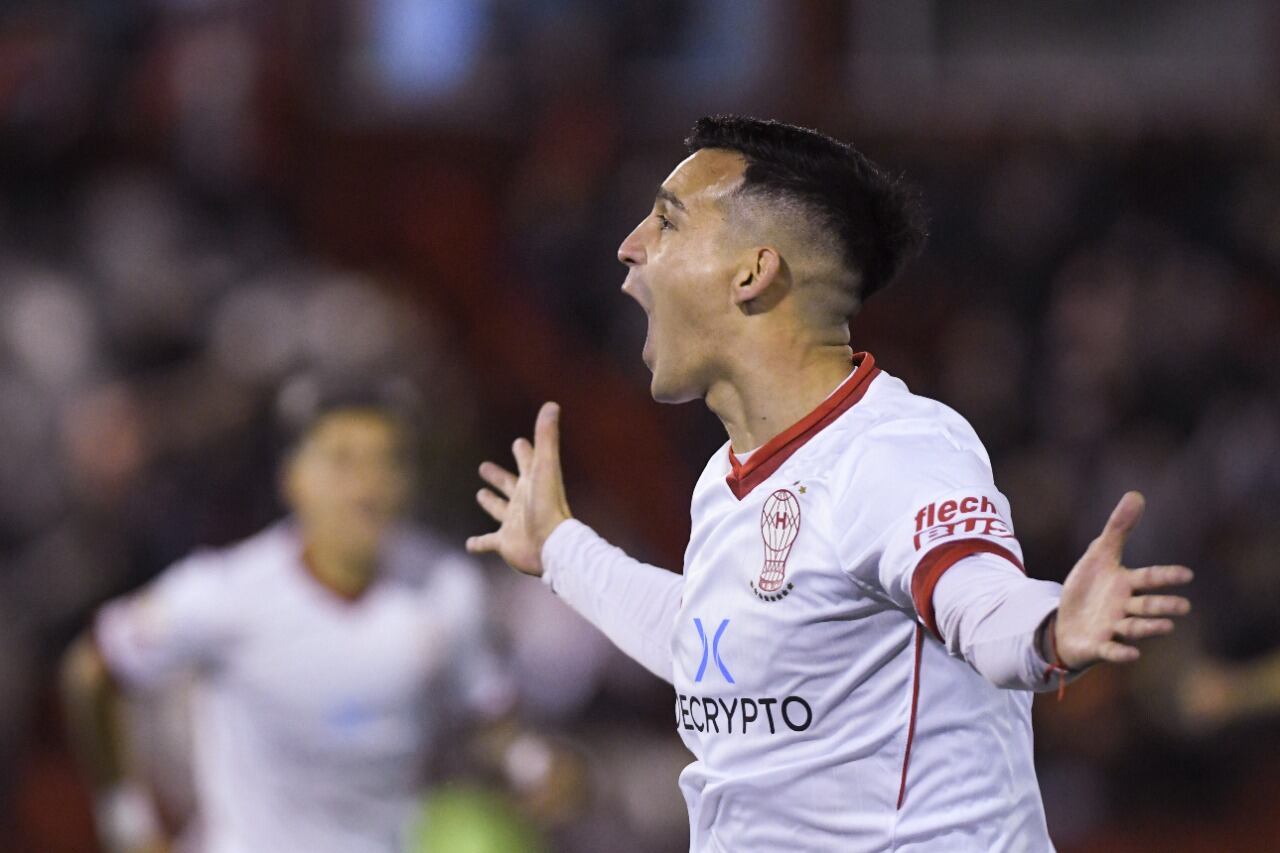 Cristaldo festeja uno de sus dos goles