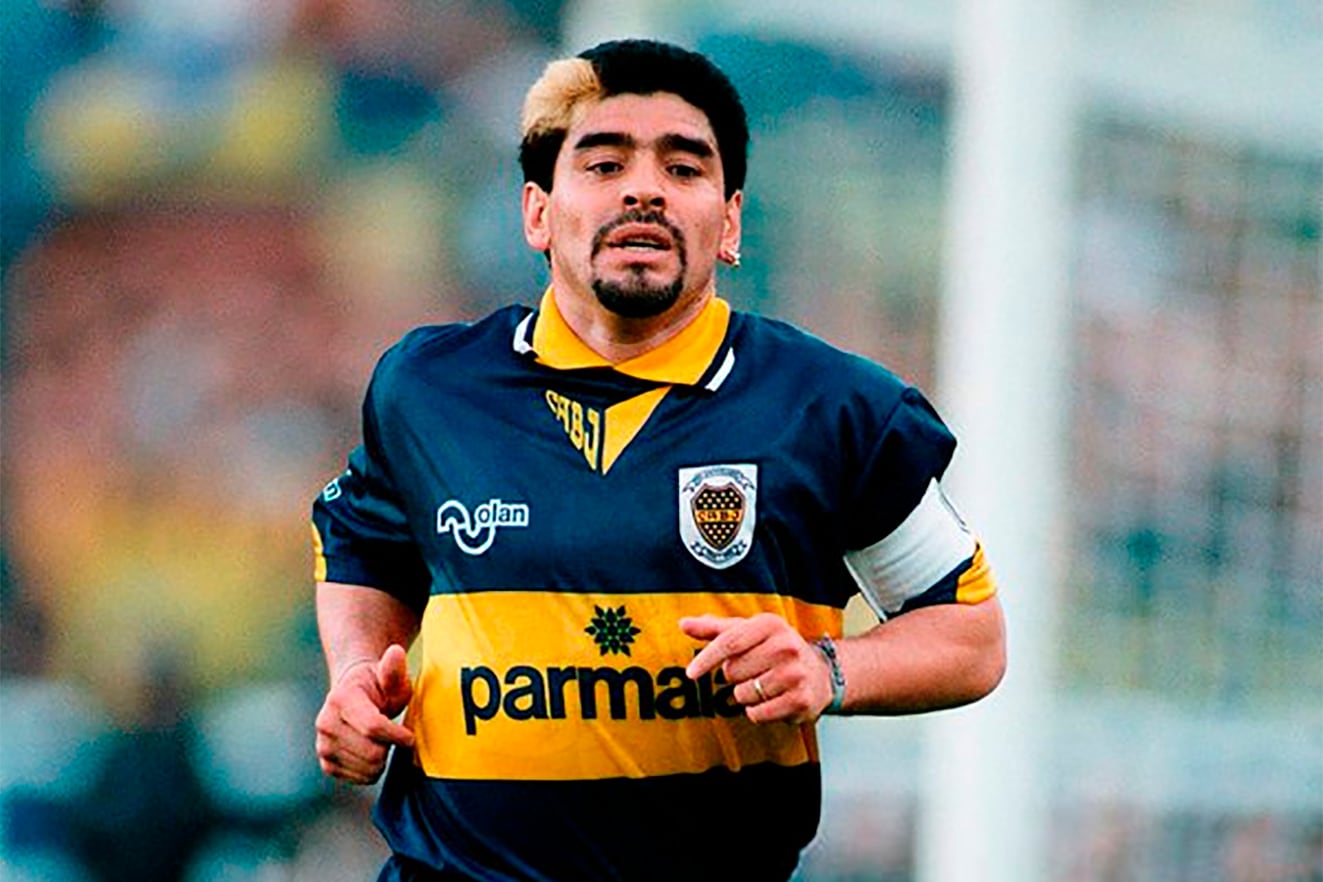 Maradona y su icónico mechón rubio, el look de su último baile