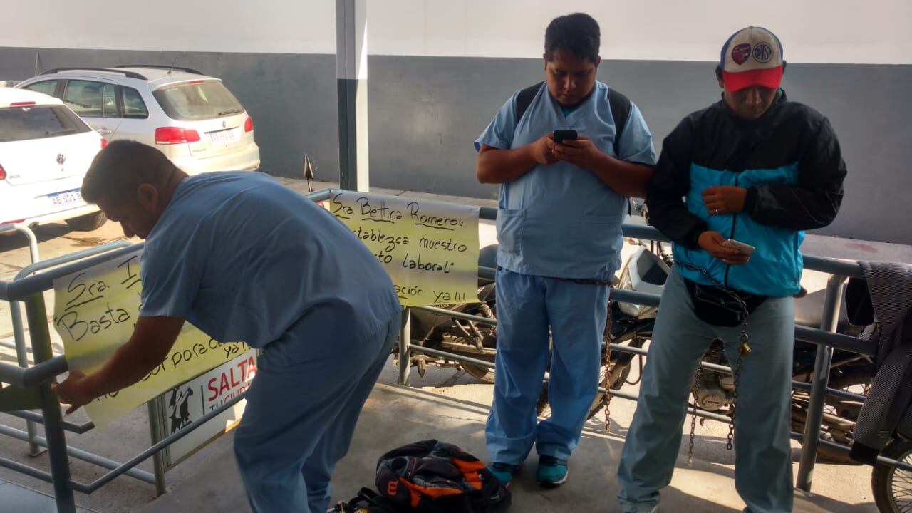 Trabajadores del Hospital de Mascotas encadenados