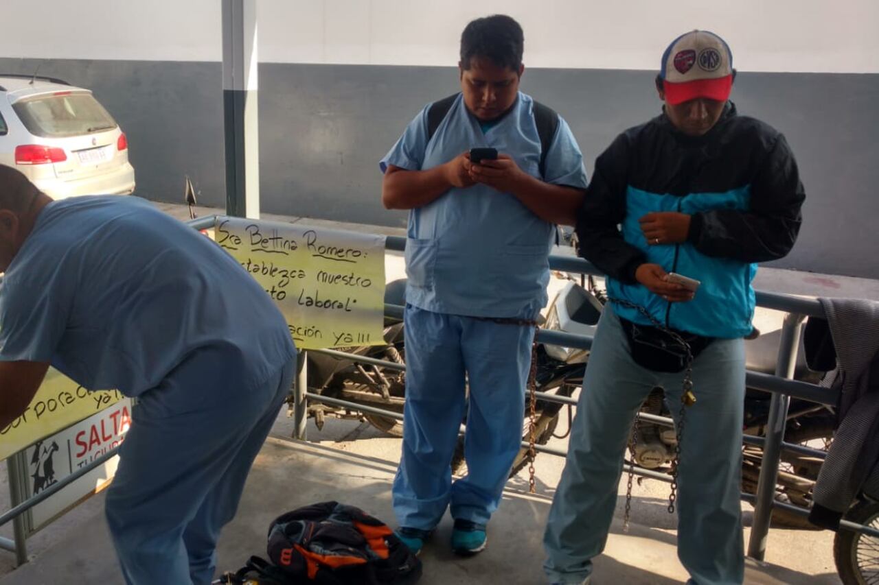 Trabajadores del Hospital de Mascotas encadenados
